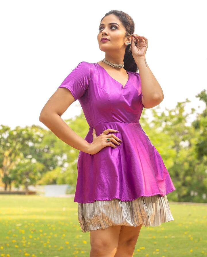 శ్రీముఖి పొట్టి గౌనులో దుమ్మురేపుతోంది. ఎప్పుడూ నిండుగా డ్రెస్సు వేసుకునే శ్రీముఖి ఈసారి చిట్టి గౌనులో దర్శనమిచ్చింది. -Image credit: Sreemukhi/Instagram