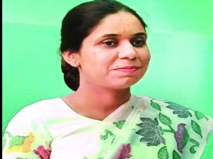 Visually-impaired Delhi school teacher cracks UPSC at fifth attempt, ranks 48th Motivation : ”படிப்புதான் அதிகாரத்துக்கான கருவி..” :  UPSC தேர்வில் சாதித்த மாற்றுத்திறனாளி பள்ளி ஆசிரியை ஆயுஷி..