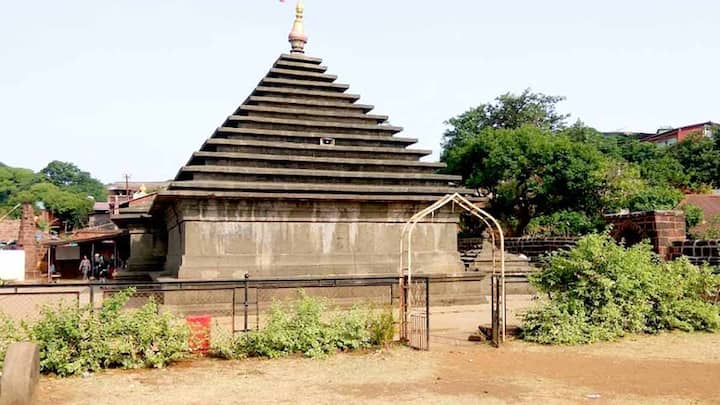 महाबलेश्वर मंदिर – ये एक प्रसिद्ध शिव मंदिर है जोकि केरल में स्थित है. इस मंदिर में जींस, पैंट, पयजामा, हैट, कैप, कोट और बरमूडा जैसी चीजें पहनने पर प्रतिबंध है. मंदिर में दर्शन के लिए पुरुषों को धोती और महिलाएं साड़ी या सलवार सूट पहननी होती है.