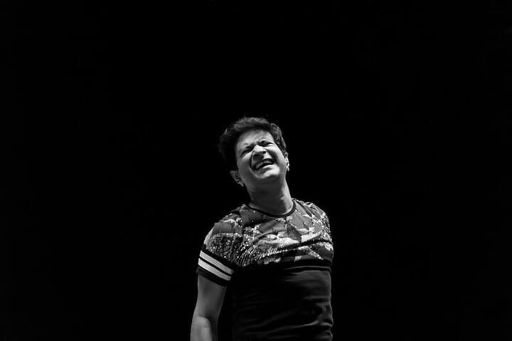 బాలీవుడ్ క్లాసిక్ షోలే సినిమాలోని మెహబూబా పాట కేకేకి ఎంతో ఇష్టం.  స్కూల్ డేస్‌లో ఫ్రెండ్స్ అడిగి మరీ కేకేతో ఈ పాట పాడించుకునే వారు. - Image Credit: KK Live/Instagram