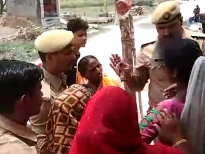 Azamgarh Jahanaganj police information Christian missionary converting to religion Police detained three people ANN Azamgarh News: आजमगढ़ के जहानागंज में धर्म परिवर्तन की सूचना पर पहुंची पुलिस, जांच में सामने आया झाड़ फूंक का मामला