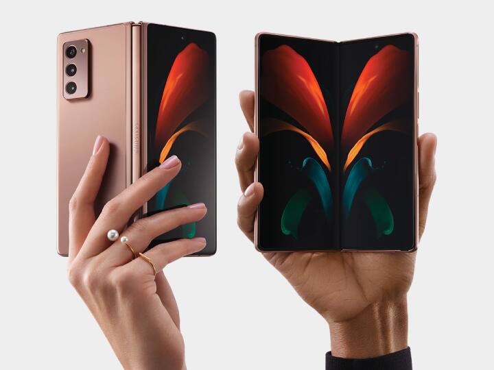 Foldable phone Whatever Happened To The Next Big Thing In Tech future mainstream samsung flip fold motorola razr Foldable Phones: Whatever Happened To The ‘Next Big Thing’ In Tech?