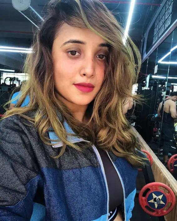 રાની ચેટર્જી જીમમાં વર્કઆઉટની સાથે સાથે ફિટ રહેવા માટે યોગ પણ કરે છે.