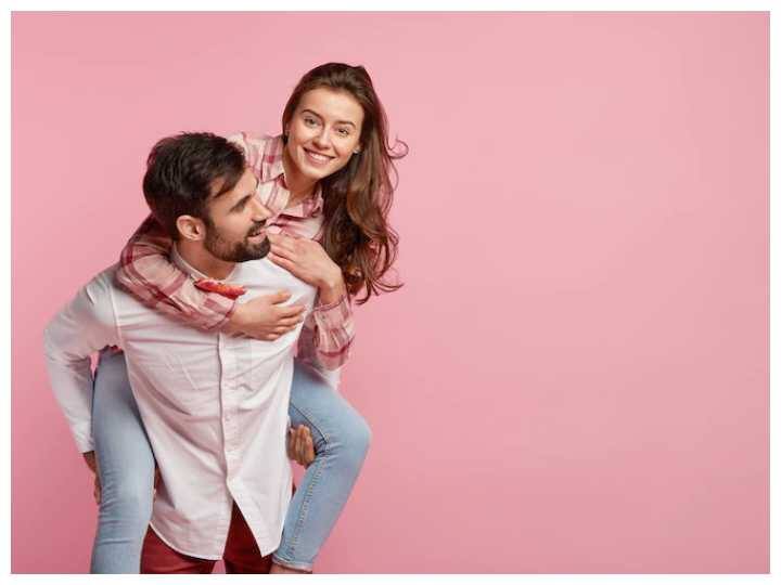 व्यवहार अच्छा रखें :सबसे जरूरी है कि आप अपने डेट पर्सन के साथ व्यवहार अच्छा रखें. इतना ही नहीं आपके आसपास जो भी लोग हैं उन्हें डेट के समय अपने व्यवहार से इंप्रेस करने की कोशिश करें.