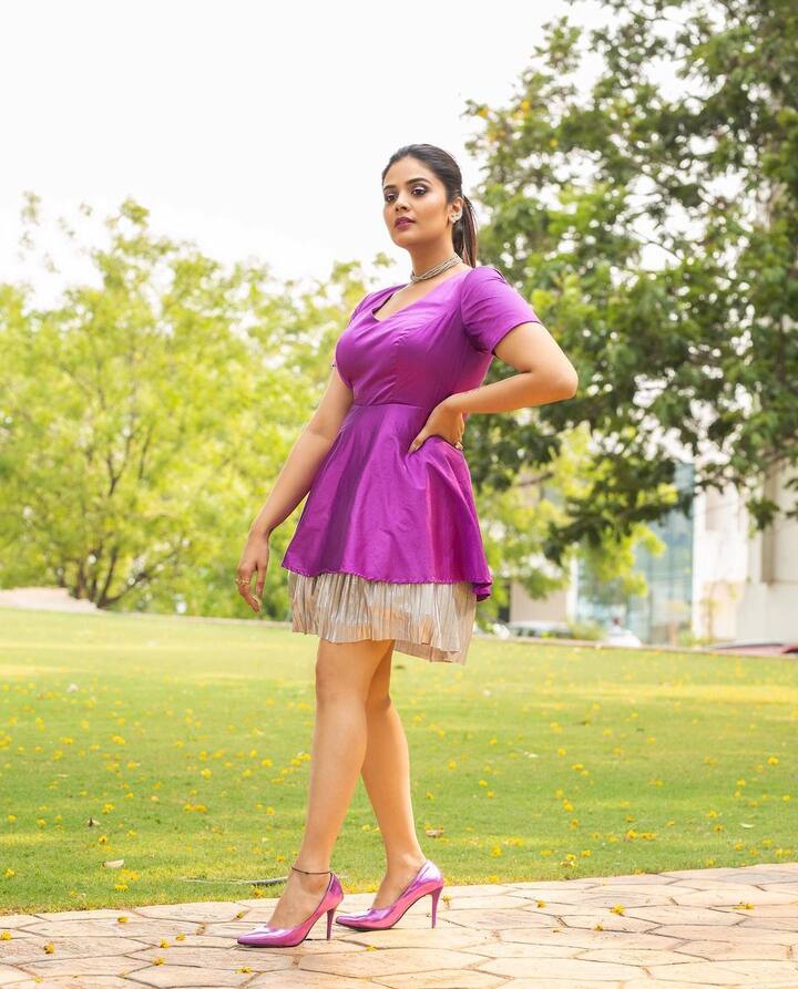 హ్యూమరస్ గా ఉండడం ఆమె ప్రత్యేకత.  -Image credit: Sreemukhi/Instagram