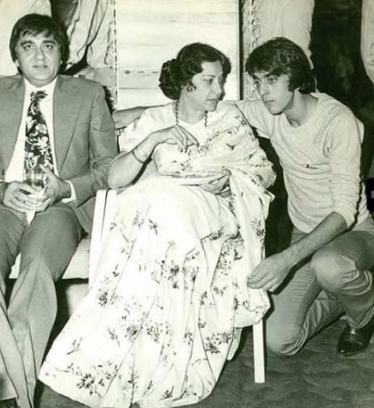 अभिनेत्री को अग्नाशय के कैंसर का पता चला था और उन्होंने न्यूयॉर्क में इसका इलाज कराया था. जब वह भारत लौटीं, तो उनकी तबीयत और बिगड़ गई और वह कोमा में चली गईं. एक दिन बाद 3 मई 1981 को नरगिस का निधन हो गया. संजय दत्त की डेब्यू फिल्म 'रॉकी' की रिलीज से कुछ दिन पहले नरगिस का निधन हो गया. फिल्म के प्रीमियर पर नरगिस की एक सीट कथित तौर पर खाली रखी गई थी.