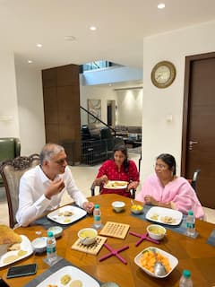 In Pics: సివిల్స్ ర్యాంకర్స్‌‌కు మంత్రి హరీశ్ రావు బ్రేక్ ఫాస్ట్ పార్టీ, ట్రైనర్ బాలలతకు సత్కారం