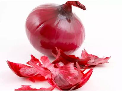 Stop Throwing Onion Peels, Here’s How You Can Use Them Effectively நீங்கள் வீசி எறியும் வெங்காய தோலில் இத்தனை நன்மைகளா?