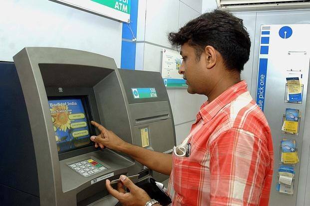 ग्राहकों को सलाह दी जाती है कि अपना कार्ड पिन डालते समय ATM या POS मशीन का कीपैड अपने हाथों से कवर कर लें.