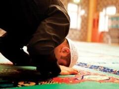 Aligarh News: प्रोफेसर ने कॉलेज के बगीचे में पढ़ी नमाज, अब अनिवार्य छुट्टी पर भेजा गया