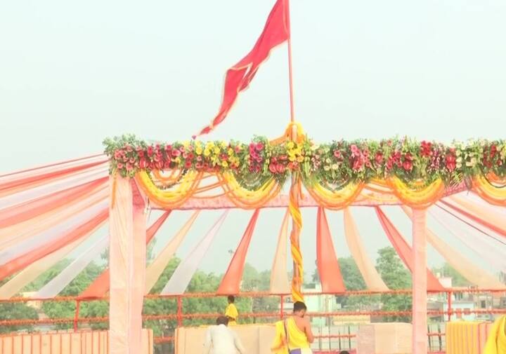 2023 दिसम्बर तक गर्भ गृह का काम पूरा हो जाएगा. उम्मीद है कि 2024 की जनवरी में मकर संक्रांति के दिन रामलला अपने मंदिर में स्थापित हो जाए. वहीं अयोध्या विकास प्राधिकरण की रिपोर्ट के अनुसार गर्भगृह 20 फीट चौड़ा और 20 फीट लंबा होगा. इसमें मकराना संगमरमर लगाया जाएगा. सीएम योगी गर्भगृह के उत्तर पश्चिम दिशा में पहला पत्थर रखकर शिलापूजन करेंगे.