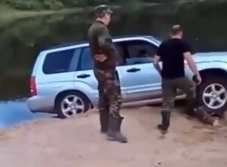 Video: Man saved a car drowning in water with high spirits, everyone started saluting on social media Video: ਸ਼ਖ਼ਸ ਨੇ ਬੁਲੰਦ ਹੌਂਸਲੇ ਨਾਲ ਪਾਣੀ 'ਚ ਡੁੱਬ ਰਹੀ ਕਾਰ ਨੂੰ ਬਚਾਇਆ, ਸੋਸ਼ਲ ਮੀਡੀਆ 'ਤੇ ਹਰ ਕਰ ਰਿਹਾ ਸਲਾਮ