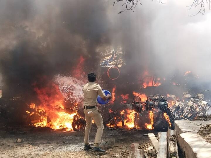 chhattisgarh Fire in more than 50 motorcycles seized in the police station bilaspur ann Bilaspur: थाने में खड़ी 50 से ज्यादा मोटरसाइकिलों में लगी आग, पुलिस की तरफ से कही गई ये बात