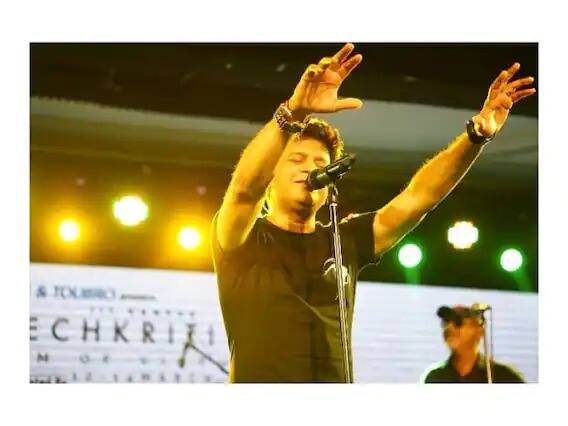 गायक केके (Krishnakumar Kunnath) यांचे हृदयविकाराच्या झटक्याने निधन झाले आहे.