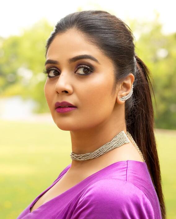 SreeMukhi Photos: పొట్టి గౌనులో శ్రీముఖిని చూశారా?