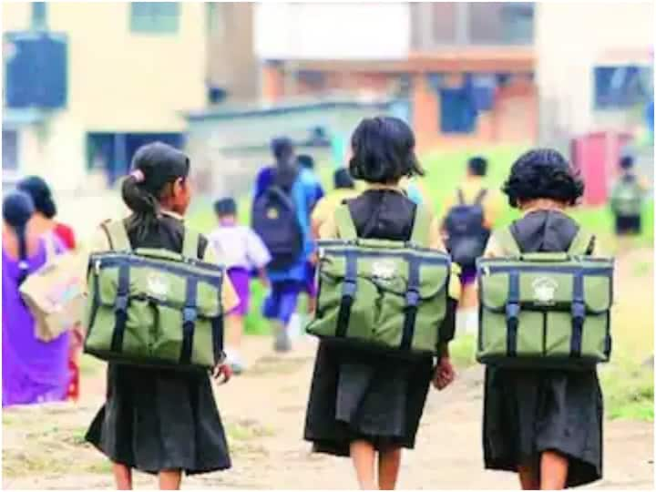 Maharashtra School Education department varsha gaikwad issued guidlines  Maharashtra School : कोरोना प्रतिबंधात्मक लसीकरण आणि बूस्टर डोसची व्याप्ती वाढवा; शाळांसाठी मार्गदर्शक सूचना जारी