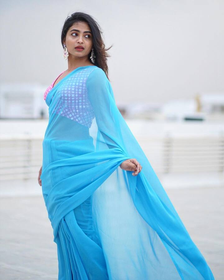 ఎప్పటికప్పుడు లేటెస్ట్ ఫోటోలను అప్ లోడ్ చేస్తూ అభిమానులను అలరిస్తోంది. -Image credit: Alekhya harika/Instagram
