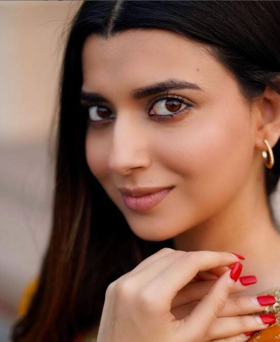 ਨਿਮਰਤ ਖੈਰਾ ਆਪਣੀ ਖੂਬਸੂਰਤੀ ਤੇ ਸਾਦਗੀ ਨਾਲ ਫੈਨਜ਼ ਦਾ ਦਿਲ ਜਿੱਤ ਰਹੀ ਹੈ।