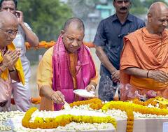 Ram Mandir: सीएम योगी ने रखा राम मंदिर के गर्भगृह का पहला पत्थर, देखिए भव्य कार्यक्रम की तस्वीरें