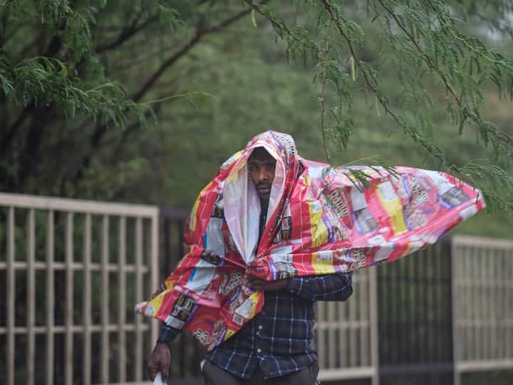 Delhi Weather Forecast Strong winds may occur in Delhi tomorrow the temperature is expected to drop Delhi Weather Forecast: दिल्ली में आज गरज के साथ चल सकती हैं तेज हवाएं, तापमान में गिरावट आने का अनुमान