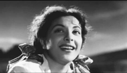 नरगिस केवल 28 वर्ष की थीं जब उन्होंने अकादमी-पुरस्कार नामांकित फिल्म 'मदर इंडिया' में राधा के रूप में शानदार प्रदर्शन किया. यह प्रतिष्ठित सम्मान के लिए नामांकित होने वाली पहली भारतीय फिल्म थी.