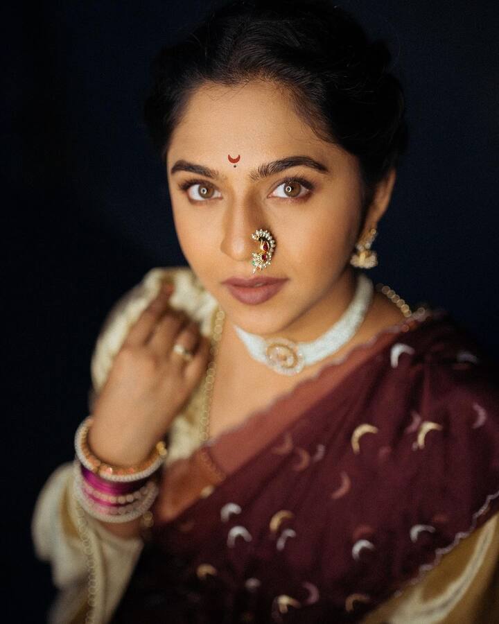 वेगवेगळ्या लूकमधील फोटो मृण्मयी सोशल मीडियावर शेअर करते. (Mrunmayee Deshpande/instagram)