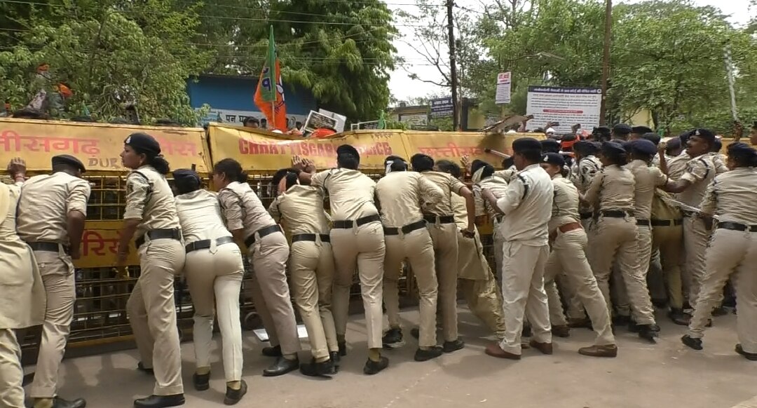 Durg News: बीजेपी सांसद सरोज पांडेय ने किया नगर निगम का घेराव, कार्यकताओं और पुलिस के बीच हुई झड़प