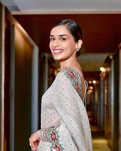 Manushi Chhillar Pics: 'ना कजरे की धार, ना मोतियो के हार...' साड़ी पहने सिंपल लुक में भी सुंदर लग रही हैं मानुषी छिल्लर