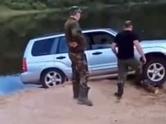 Video: शख्स ने बुलंद हौसले से पानी में डूबती कार को बचाया, सोशल मीडिया पर हर कोई करने लगा सलाम