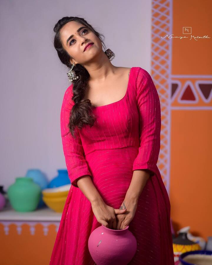 దీప్తి సునయన అందమైన ఫోటోలు -Image Credit:Deepthi Sunaina /Instagram