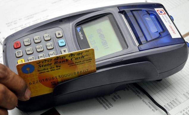 भारतीय स्टेट बैंक (SBI) ने अपने ग्राहकों से कहा कि किसी भी ई-कॉमर्स वेबसाइट को पेमेंट करने से पहले उसे वेरिफाई जरूर कर लें. किसी ई-कॉमर्स वेबसाइट के मिलते-जुलते साइट के झांसे में आकर लोगो को चूना लगाया जाता है.