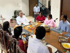 In Pics: సివిల్స్ ర్యాంకర్స్‌‌కు మంత్రి హరీశ్ రావు బ్రేక్ ఫాస్ట్ పార్టీ, ట్రైనర్ బాలలతకు సత్కారం