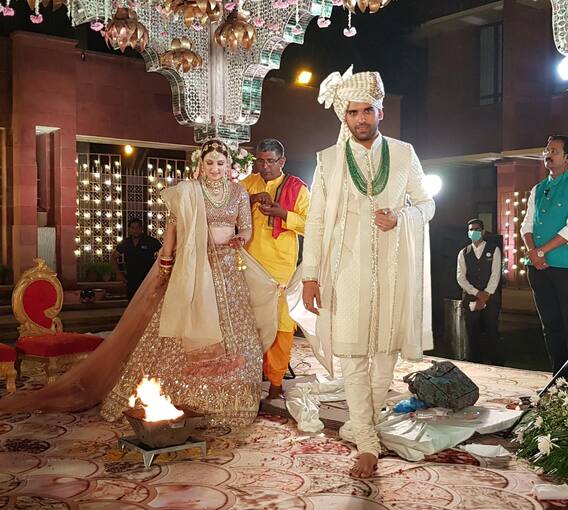 জমকালো অনুষ্ঠানে সাত পাকে বাঁধা পড়লেন দীপক চাহার