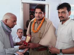 Jhunjhunu News: अपराधियों पर अंकुश लगाने से ग्रामीण खुश, थानाधिकारी सहित पूरे स्टाफ को किया सम्मानित