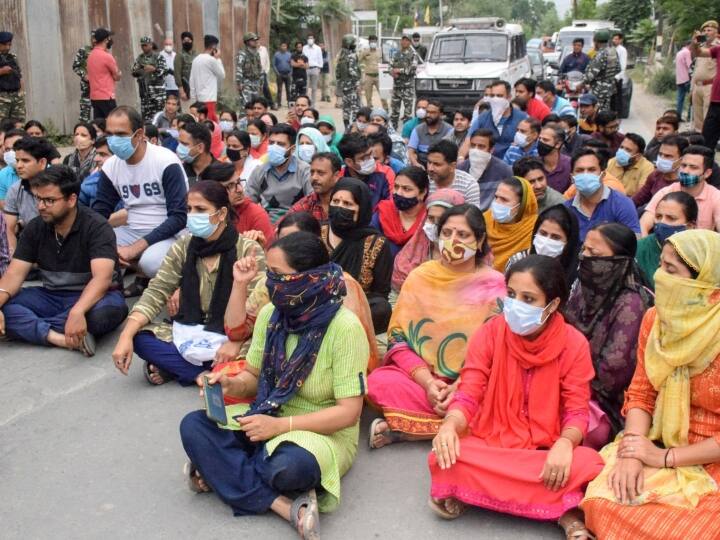 kashmiri target killing hindu employees leave Valley threatened to mass resignation ann Target Killing: टारगेट किलिंग से घबराए कश्मीरी हिंदू कर्मचारियों ने छोड़ी घाटी, सामूहिक इस्तीफे की दी धमकी