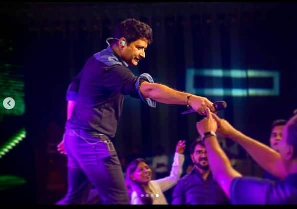 সঙ্গীত জগতে শোকের ছায়া। প্রয়াত হয়েছেন জনপ্রিয় গায়ক কেকে। কলকাতায় একটি গানের অনুষ্ঠান চলাকালীনই অসুস্থ বোধ করতে থাকেন। শরীর খারাপ অনুভব করায় হোটেলেও ফিরে যান।