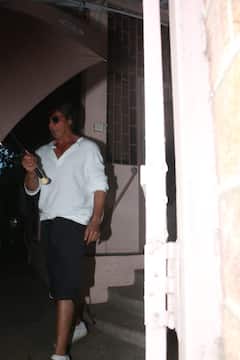 Shahrukh Khan spot: डबिंग स्यूडियो के बाहर स्पॉट हुए शाहरूख खान, इस लुक में आए नज़र