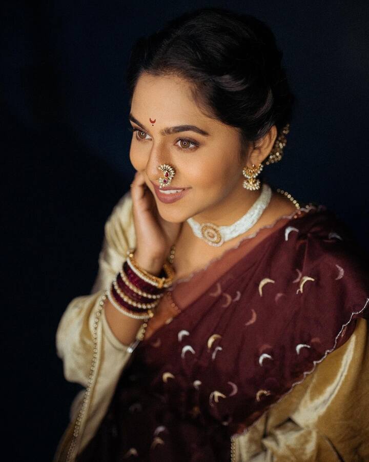 ब्राउन कलरची साडी, नाकात नथ आणि मोत्यांचे दागिने अशा लूकमधील फोटो मृण्मयीनं शेअर केले आहेत.  (Mrunmayee Deshpande/instagram)