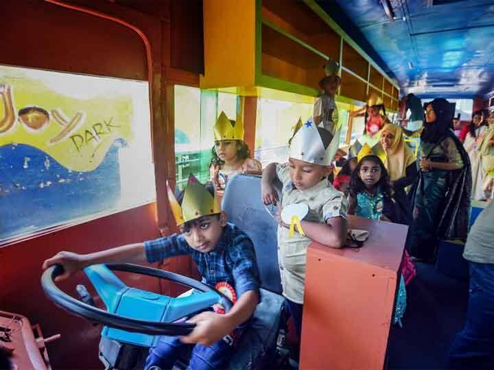 Double decker bus was going to go to junk, converted into children's classroom Classroom For School Children: कबाड़ में जाने वाले थी डबल डेकर बस, बच्चों के क्लासरूम में हुई तब्दील