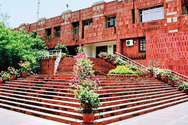 जवाहरलाल नेहरू यूनिवर्सिटी (JNU) – ये यूनिवर्सिटी देश की राजधानी दिल्ली में स्थित है. जिसमें कई डिपार्मेंट्स हैं. इस यूनिवर्सिटी में करीब 8 हजार से भी ज्यादा बच्चे पढ़ते हैं. जिनमें विदेश के छात्र भी शामिल है.  बता दें कि यहां से देश के कई बड़े नेताओं जैसे निर्मला सीतारमण, एस. जयशंकर भी पढ़ाई कर चुके हैं.