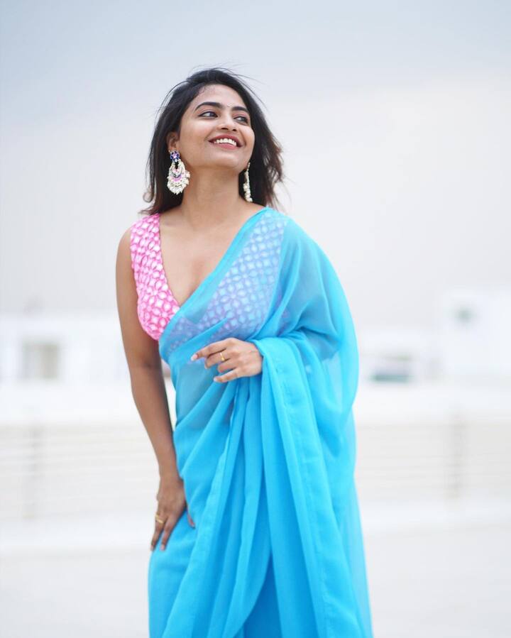 బిగ్ బాస్ చిన్నది హారిక నీలిరంగు చీరలో అందంగా మెరిసిపోతోంది. -Image credit: Alekhya harika/Instagram