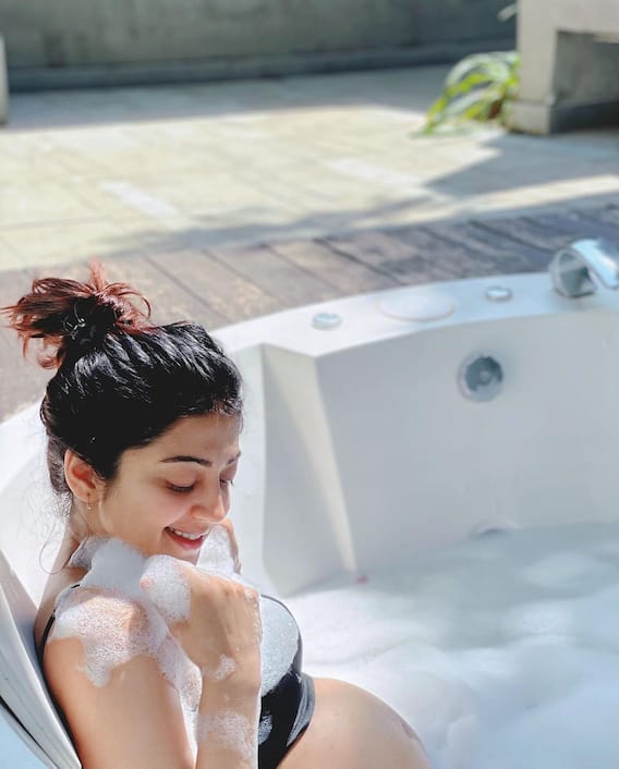 Pranitha Subhash Pics: प्रणिता सुभाष ने बाथटब में फ्लॉन्ट किया बेबी बंप, तस्वीरें देख पिघल जाएगा आपका भी दिल