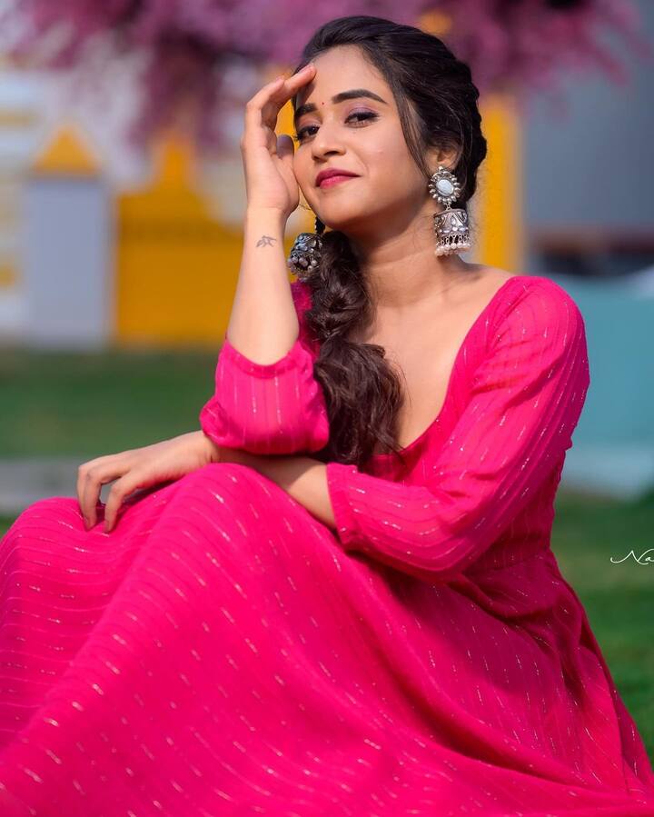 ఆమె లేటెస్ట్ పింక్ డ్రెస్సులో ఫోటోలు పోస్టు చేసింది. ఆ డ్రెస్సులో ఆమె ఎంత ముచ్చటగా ఉందో. అప్పుడే విరిసిన గులాబీ కూడా దీప్తి ముందు దిగదుడుపే. -Image Credit:Deepthi Sunaina /Instagram
