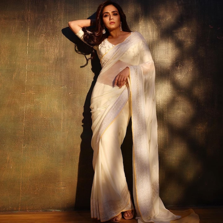 कमीत कमी मेकअप आणि मोकळे केस सोडून तिने तिचा हा लूक पूर्ण केलाय.(photo:amrutakhanvilkar/ig)