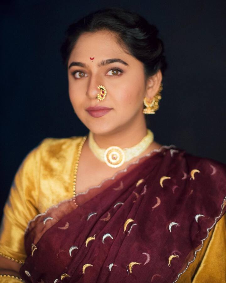 नुकतेच अभिनेत्री मृण्मयी देशांपडेनं तिच्या खास लूकमधील फोटो शेअर केले आहेत. (Mrunmayee Deshpande/instagram)