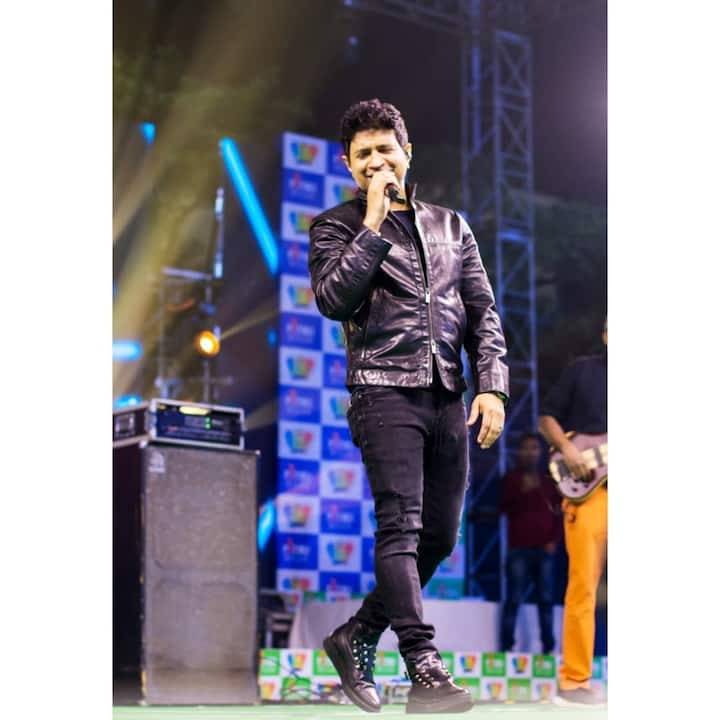 కేకే సింగింగ్ నే కెరీర్ గా ఎంచుకోవటాని కన్నా ముందు సేల్స్ మెన్గా ఆర్నెల్ల పాటు పని చేశాడు. తరవాత ఆ ఉద్యోగం మానేసి కీబోర్డ్ కొనుక్కుని జింగిల్స్ చేయటం మొదలు పెట్టాడు - Image Credit: KK Live/Instagram
