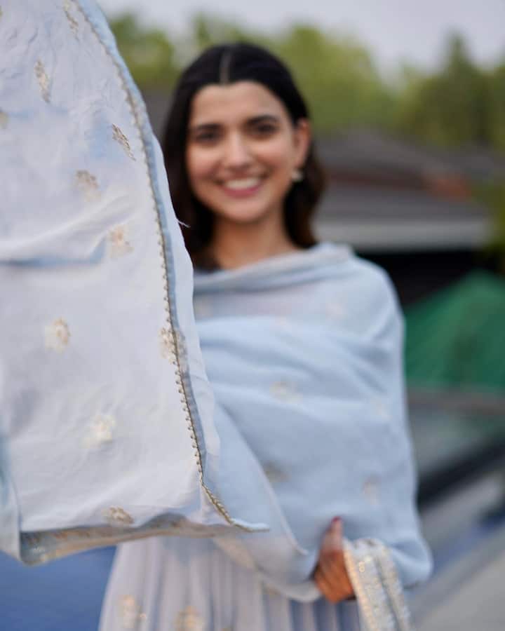 निमरत खैरी अपनी खूबसूरती और सादगी से फैन्स के दिलों को जीत रही हैं.