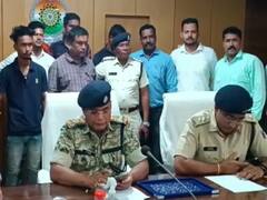 Chhattisgarh: स्कूटी से 50 लाख के हीरे बेचने के लिए निकले थे बाप-बेटा, पुलिस ने धर दबोचा