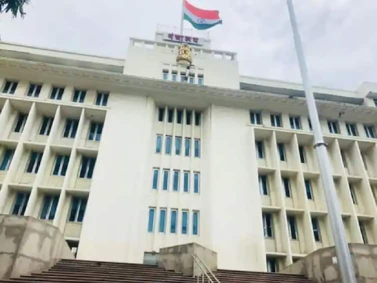 Mantralaya two man attempt to suicide Mantralaya premises अधिवेशन सुरु असताना दिवसभरात मंत्रालय परिसरात दोन जणांचा आत्महत्येचा प्रयत्न