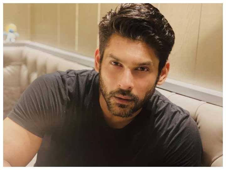 सिद्धार्थ शुक्ला साल 2021 में पाॅपुलर टीवी सीरियल बालिका वधू और रियलिटी शो बिग बाॅस 13 के विजेता रहे अभिनेता सिद्धार्थ शुक्ला 2 सितंबर 2021 को कार्डियाक अरेस्ट से अकास्मक मौत हुई थी.